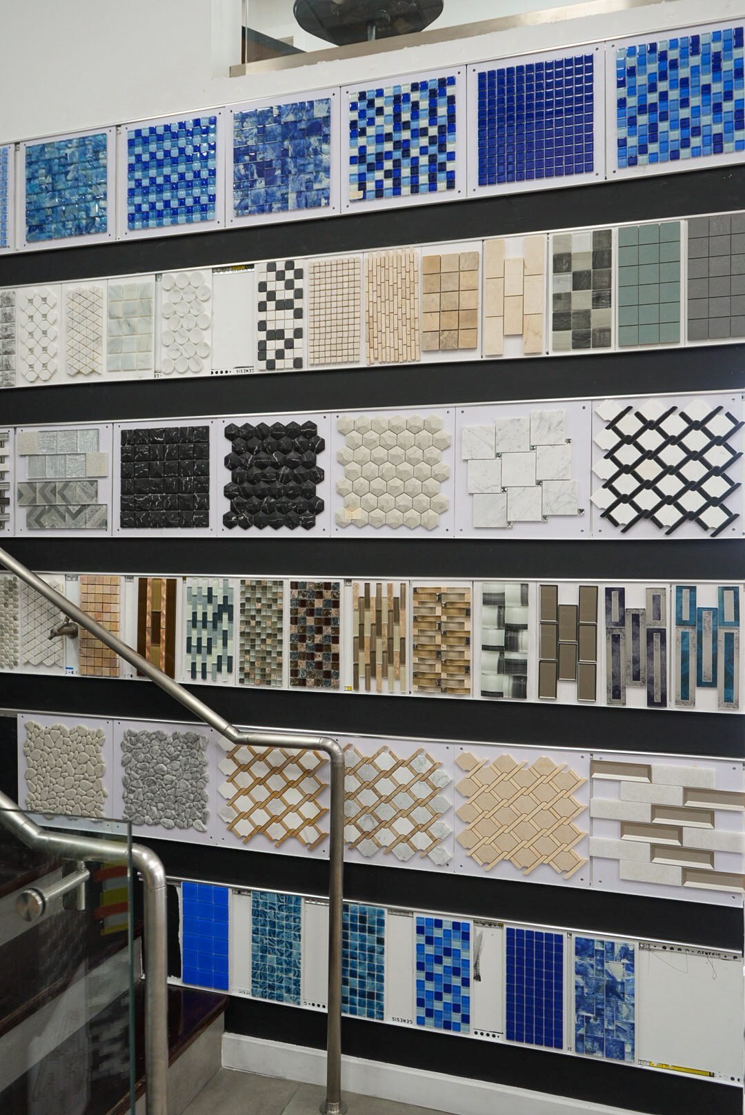 Muro de mosaicos en el showroom Mater Tiles